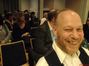 Dieser Zuschauer ist offensichtlich sehr zufrieden mit dem Abend, und das nicht nur, weil er Freikarten bekommen hat.